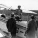 Amelia Mary Earhartot 31 éves korában érte el a világhír: Lockheed Vega monoplán gépén 1928-ban két társával együtt átrepülte az Atlanti-óceánt, majd négy évvel később ugyanezt egyedül tette meg. 1934-ben újabb rekordot teljesített: Hawaiiból ő repült először Kaliforniába.