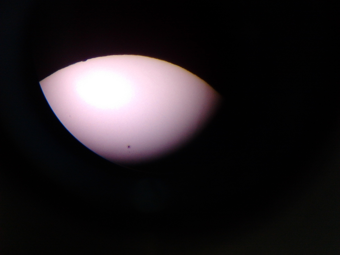Fotó a houstoni Johnson Űrközpont látogatóközpontjából. Az előtérben egy Mercury-Redstone rakéta.