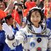 A Sencsou-9 személyzetének tagja az első kínai űrhajósnő, Liu Jang. 