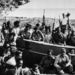 A Castróhoz hű milícia tagjai ünnepelnek egy zsákmányolt partraszálló csónakban.