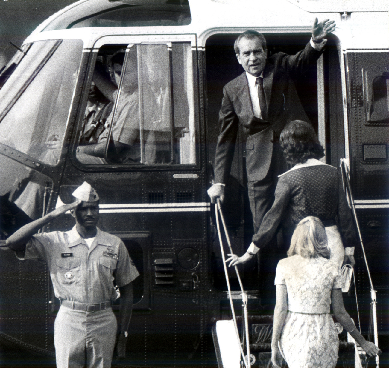 Nixon búcsút int a tömegnek.