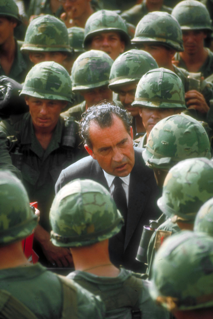 Nixon búcsút int a tömegnek.