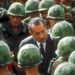 Az elnök a Vietnamban harcoló amerikaiak gyűrűjében.
