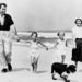 Richard és Pat Nixon, lányaik társaságában a tengerparton.