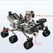 A rover minden eddigi elődjénél nagyobb, kisebb autó méretű. 900 kilogrammot nyom a Földön.