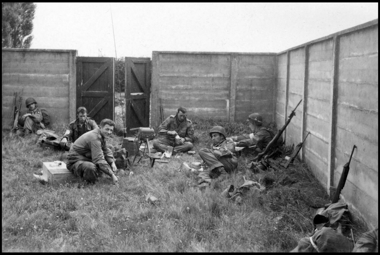 Amerikai katonák pihennek az ütközet után