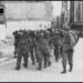 Az Eindhovenbe bevonuló, a lakossággal fényképezkedő katonák legveszélyesebb tevékenysége a város német helyőrségének foglyul ejtése volt