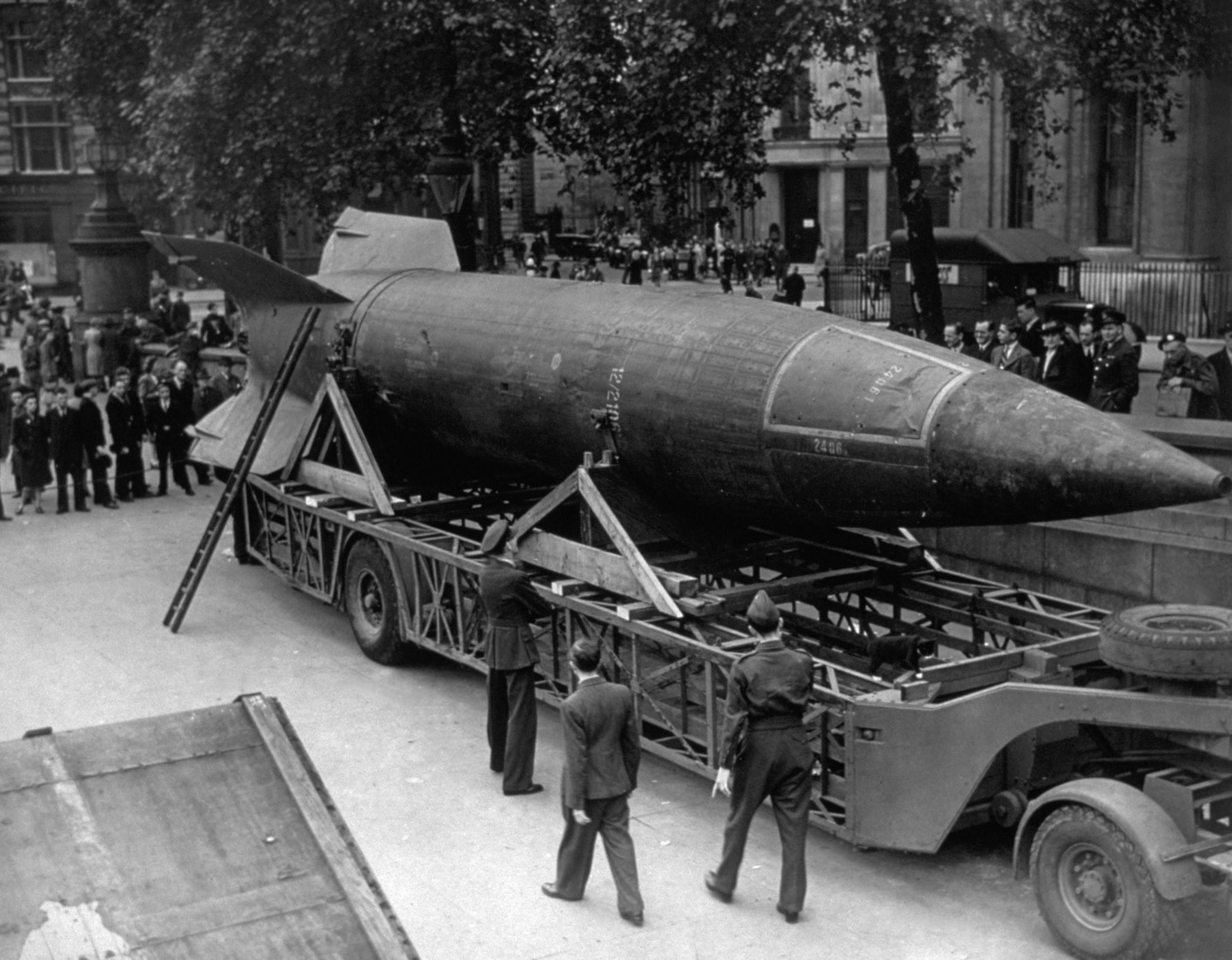 Egy kiállított V-2 a londoni Trafalgar Squaren 1945-ben.