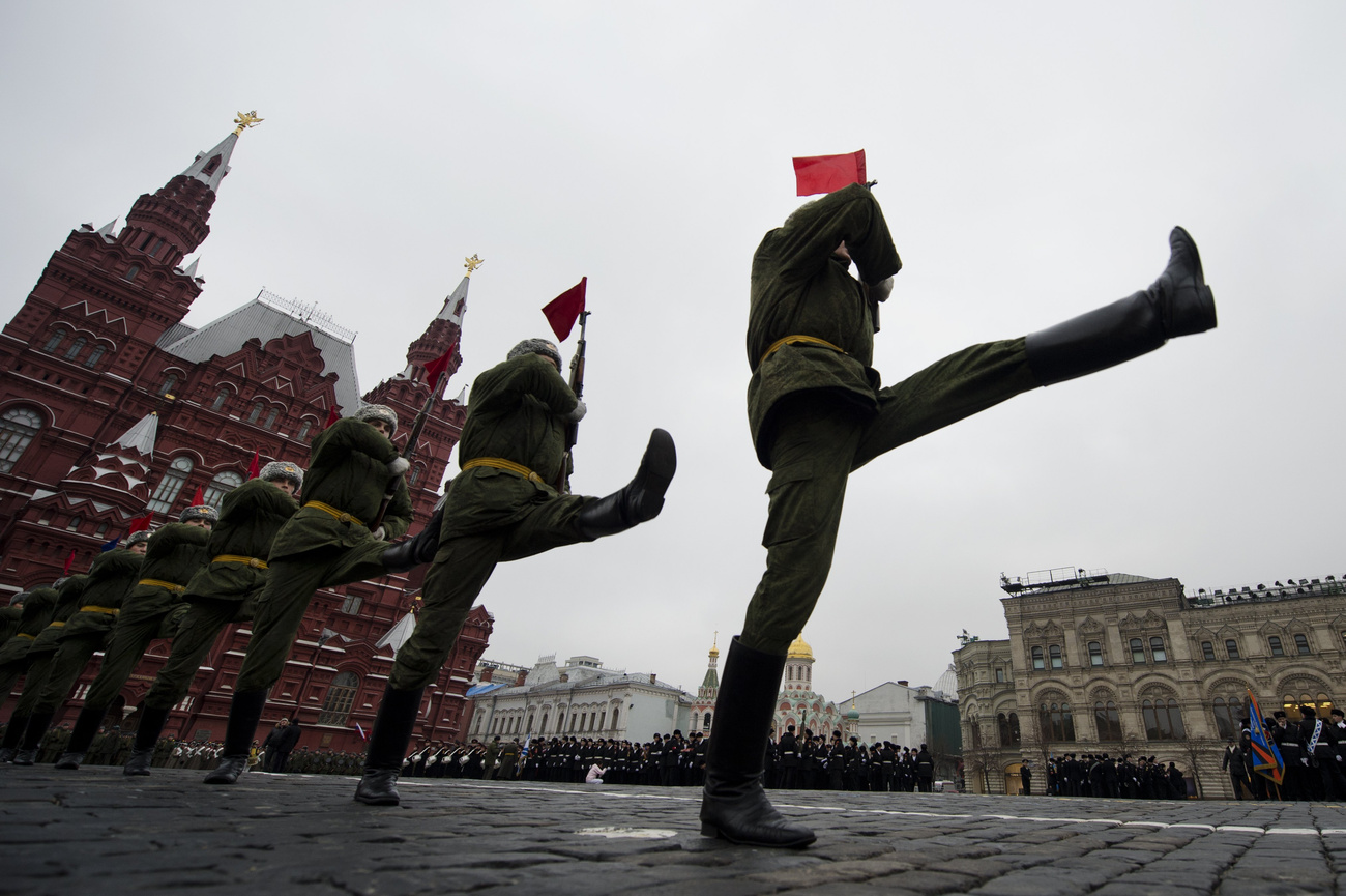 Magányos orosz katona vigyáz Lenin Mauzóleumára