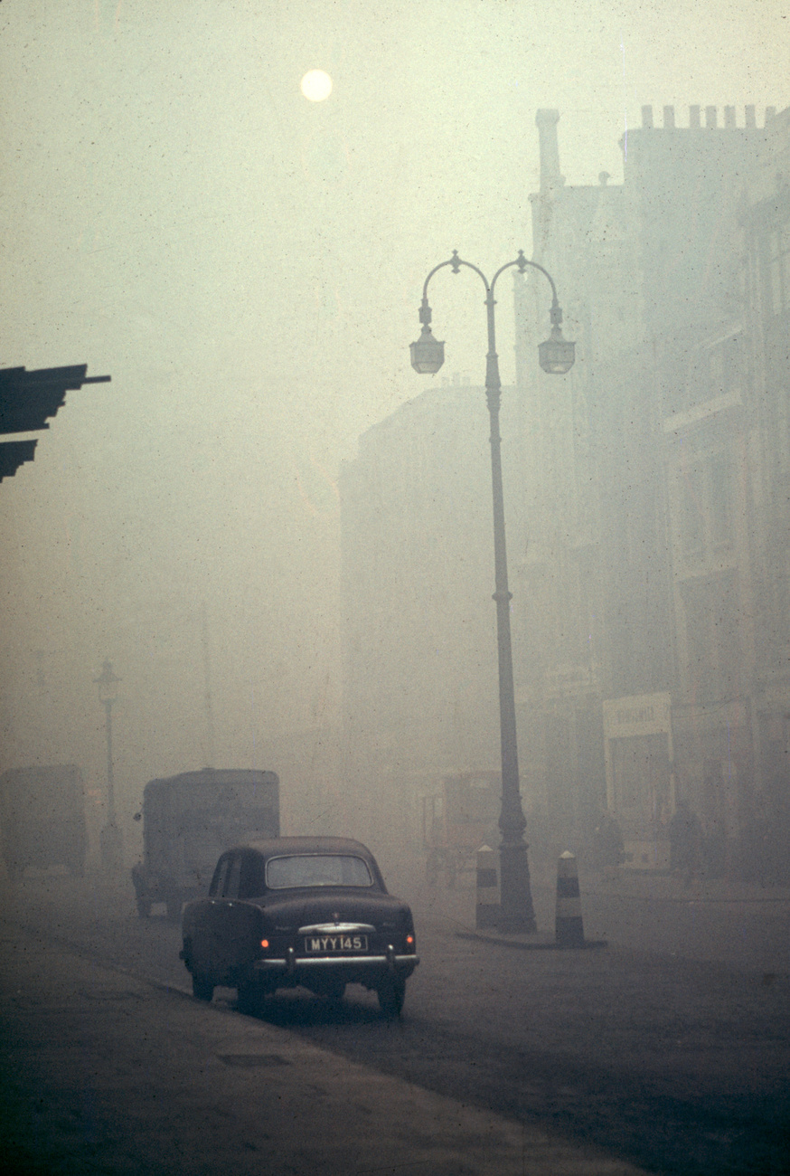 A kormányzat törvényt hozott a légszennyezés csökkentésére, 1956-ban megalkották a Tiszta Levegő törvényt.