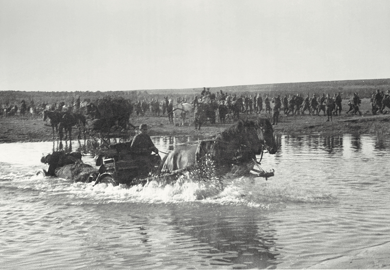 Csernobil környéke, 1943. március 8. - A magyar királyi 36. honvéd gyalogezred töredék alakulatai átkelnek a Dnyeper folyó befagyott jegén, II.