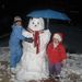 Andrea gyerekei az esernyő hóemberrel