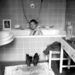 Lee Miller amerikai fotóriporter fürdik Hitler fürdőkádjában, Münchenben.