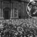 Adolf Hitler egy 1914-es nagygyűlésen az Odeon téren, Münchenben.