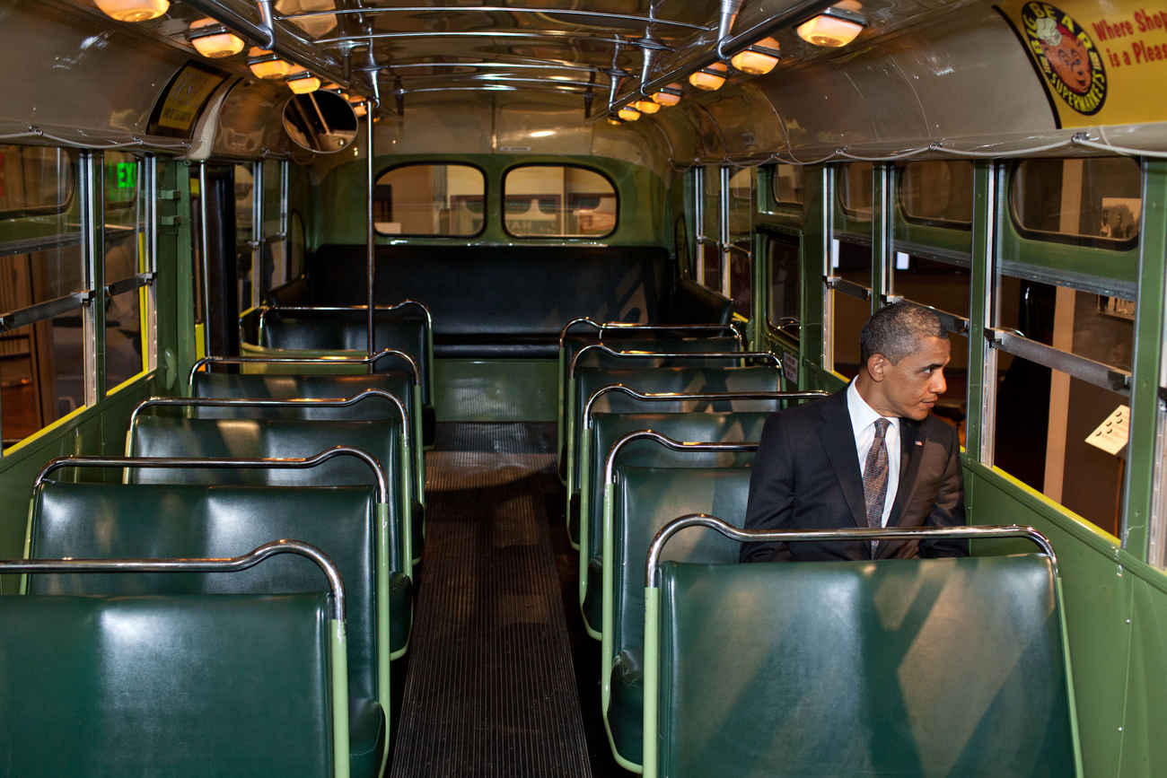 Barack Obama, az Egyesült Államok Elnöke az ötödik sor ülésén ül, amit Rosa Parks nem volt hajlandó átadni.