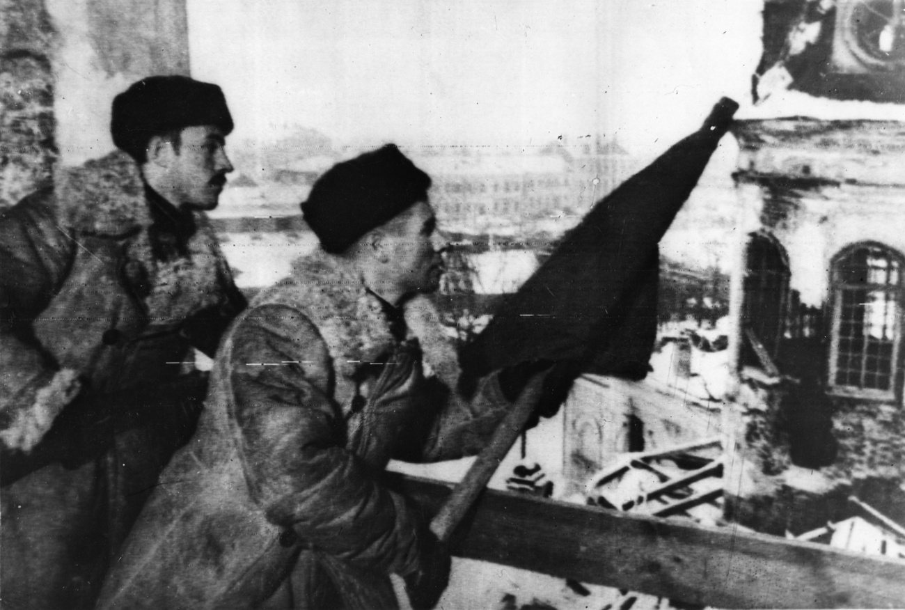Winston Churchill (háttal, bal szélen) egy kardot ajándékoz Sztálinnak a szovjetek Sztálingrádi helytállásának emlékére 1943. decemberében.