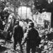 Egy félig elpusztult üzemet kutatnak át német katonák Sztálingrád külvárosában