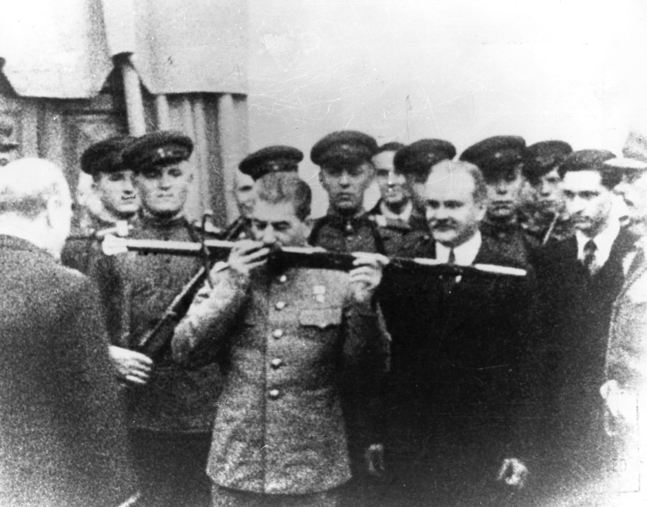 Winston Churchill (háttal, bal szélen) egy kardot ajándékoz Sztálinnak a szovjetek Sztálingrádi helytállásának emlékére 1943. decemberében.
