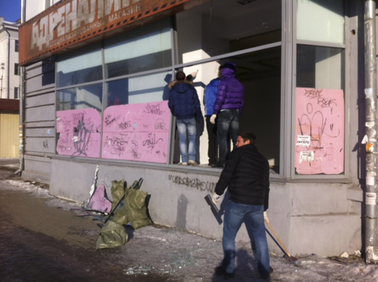 A Dél-Urali Állami Egyetem megsérült ablakait átmenetileg bedeszkázzák.