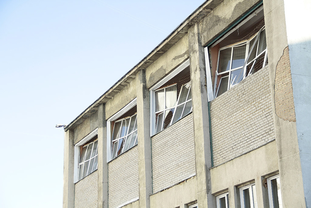 A Dél-Urali Állami Egyetem megsérült ablakait átmenetileg bedeszkázzák.