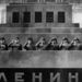 1952. Kommunista vezetők tisztelegnek május elsején a Vörös téren. Az utolsó nyilvános fotó, ahol a meggyengült Sztálin együtt szerepel a párt vezérkarával. 1953. március 2-án több órás haláltusája alatt Berija csak 11 órával később engedett be hozzá orvost, így Sztálin négy nappal később meghalt. A hruscsovi enyhülés után felülvizsgálták a Sztálin-korszakot, és megállapították, hogy egy bűnöző volt, ezért a holttestét kidobták a Lenin mauzóleumból, és szó szerint belebetonozták egy Kreml melletti gödörbe.