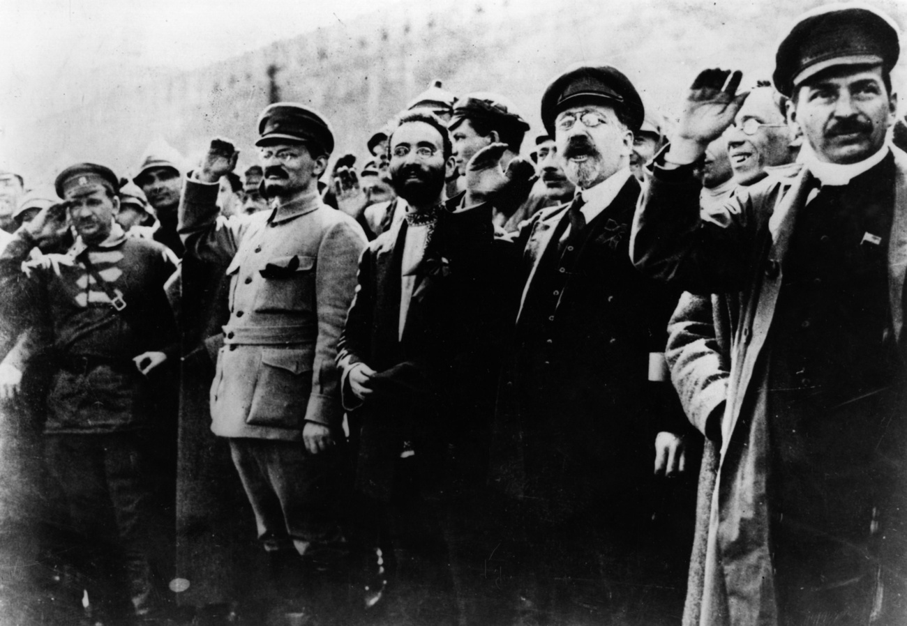 1952. Kommunista vezetők tisztelegnek május elsején a Vörös téren. Az utolsó nyilvános fotó, ahol a meggyengült Sztálin együtt szerepel a párt vezérkarával. 1953. március 2-án több órás haláltusája alatt Berija csak 11 órával később engedett be hozzá orvost, így Sztálin négy nappal később meghalt. A hruscsovi enyhülés után felülvizsgálták a Sztálin-korszakot, és megállapították, hogy egy bűnöző volt, ezért a holttestét kidobták a Lenin mauzóleumból, és szó szerint belebetonozták egy Kreml melletti gödörbe.