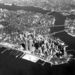 Manhattan, a tornyokkal. Az építkezés akkori árfolyamon számolva 400 millió dollárba került. Ez ma 2 300 000 000 dollárt jelentene.