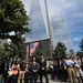 Michael Bloomberg, New York polgármestere és Joe Daniels a 9/11 múzeum elnöke a 11. évfordulón, mögötte az új épülő torony.