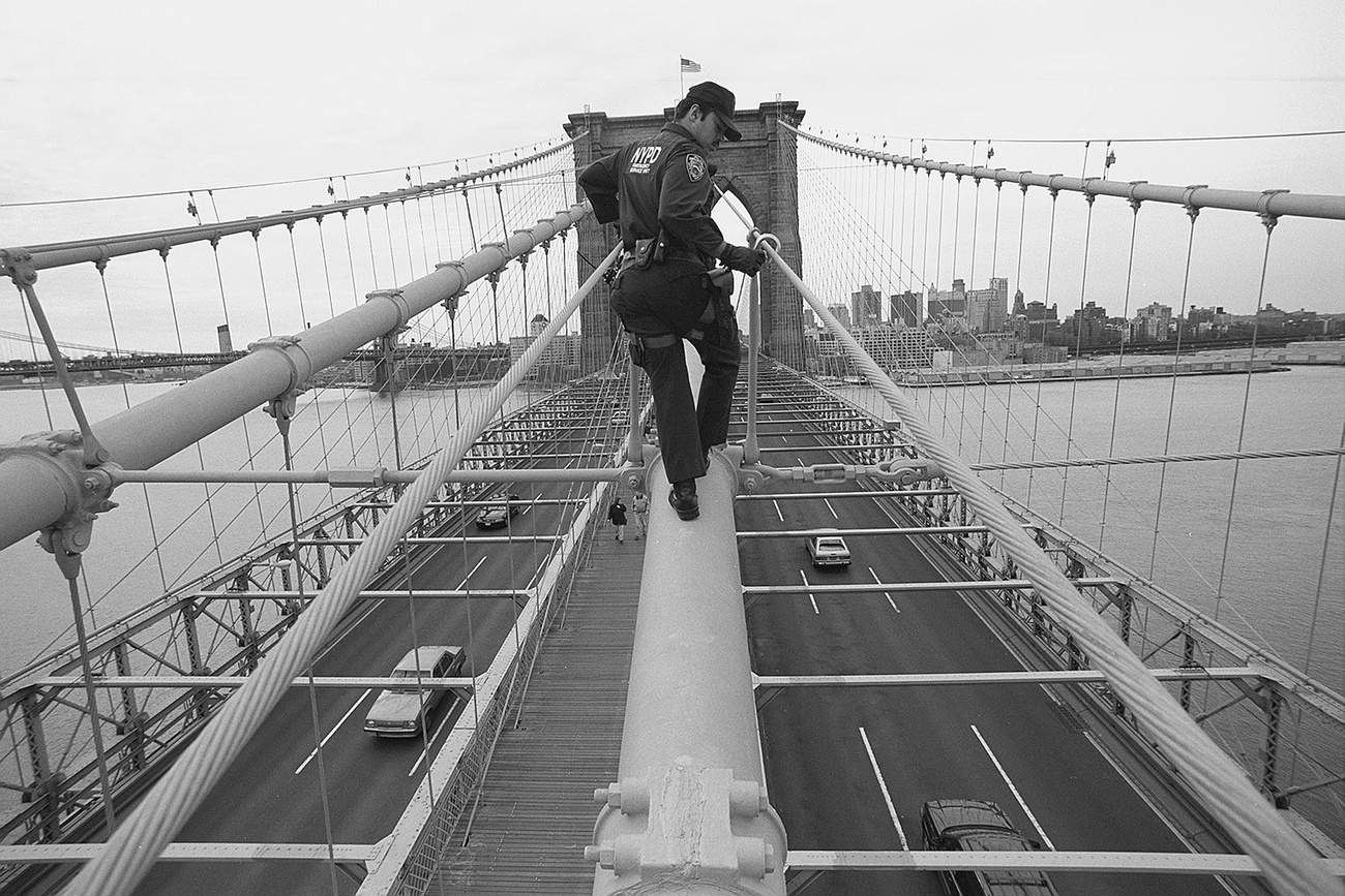 Olafur Eliasson dán művész 2008-ban vízesést álmodott a híd egyik pillérére