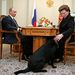 Tyereskova mosolyogva simogatja Vlagyimir Putyin orosz elnök Koni nevű kutyáját. Az első űrhajósnő a hetvenedik születésnapján jutott ehhez a kivételes lehetőséghez az elnök Novo-Ogarjevó-i rezidenciáján. 