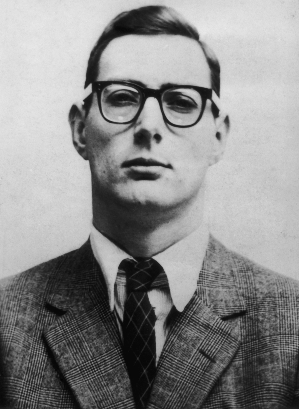 Ronald Biggs kutyájával az úszómedencéjénél Rio de Janeiróban. Harminc évre ítélték, de tíz hónap után megszökött a Wandsworth börtönből. Brazíliában élt, kihasználva, hogy a dél-amerikai országnak nem volt kiadatási egyezménye Nagy-Britanniával. 2001-ben önkéntesen hazatért, a börtönből 2009-ben rossz egészsége miatt szabadult.