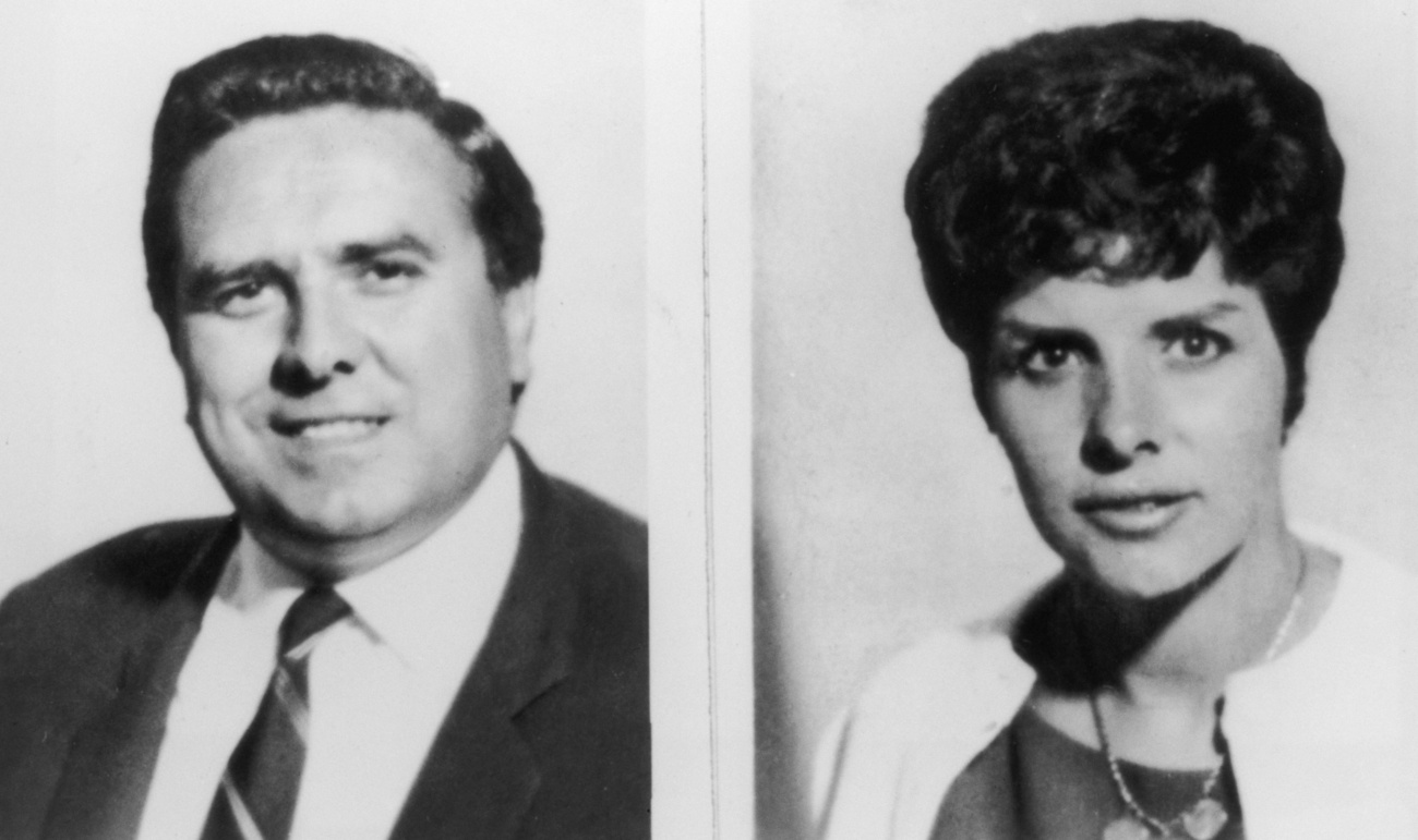 Ronald Biggs kutyájával az úszómedencéjénél Rio de Janeiróban. Harminc évre ítélték, de tíz hónap után megszökött a Wandsworth börtönből. Brazíliában élt, kihasználva, hogy a dél-amerikai országnak nem volt kiadatási egyezménye Nagy-Britanniával. 2001-ben önkéntesen hazatért, a börtönből 2009-ben rossz egészsége miatt szabadult.