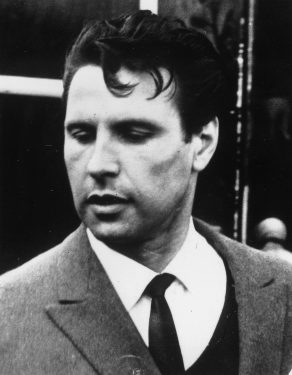 Ronald Biggs kutyájával az úszómedencéjénél Rio de Janeiróban. Harminc évre ítélték, de tíz hónap után megszökött a Wandsworth börtönből. Brazíliában élt, kihasználva, hogy a dél-amerikai országnak nem volt kiadatási egyezménye Nagy-Britanniával. 2001-ben önkéntesen hazatért, a börtönből 2009-ben rossz egészsége miatt szabadult.