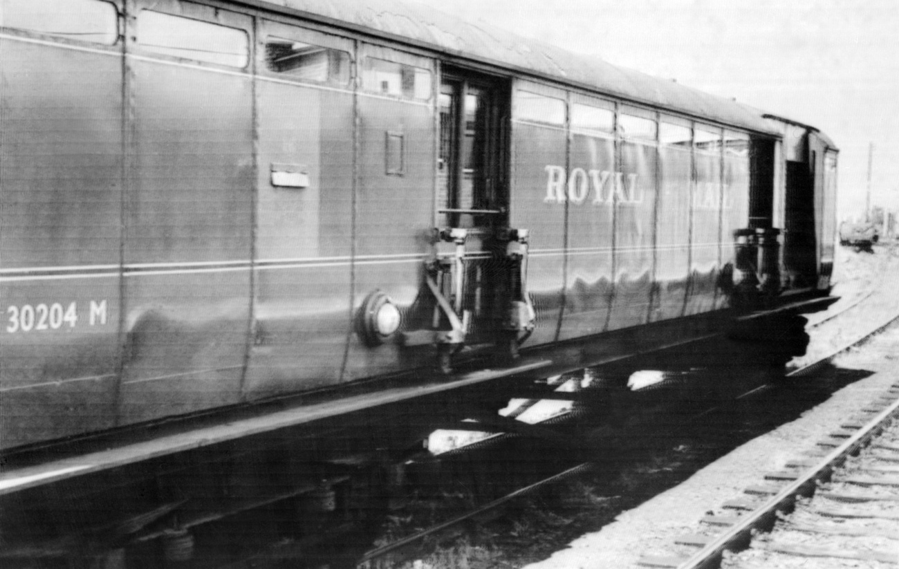 Ronald Biggs kutyájával az úszómedencéjénél Rio de Janeiróban. Harminc évre ítélték, de tíz hónap után megszökött a Wandsworth börtönből. Brazíliában élt, kihasználva, hogy a dél-amerikai országnak nem volt kiadatási egyezménye Nagy-Britanniával. 2001-ben önkéntesen hazatért, a börtönből 2009-ben rossz egészsége miatt szabadult.