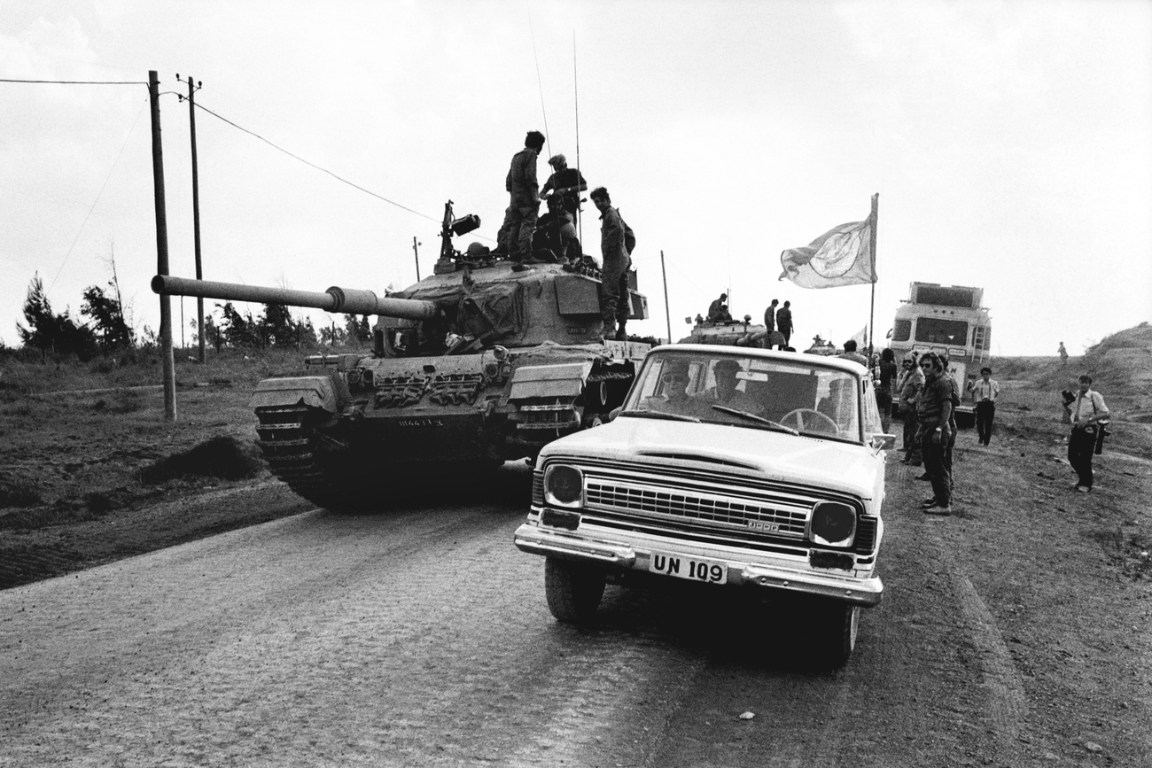 Ünneplő izraeli katonák hagyják el a szuezi térséget 1974. március 1-én.