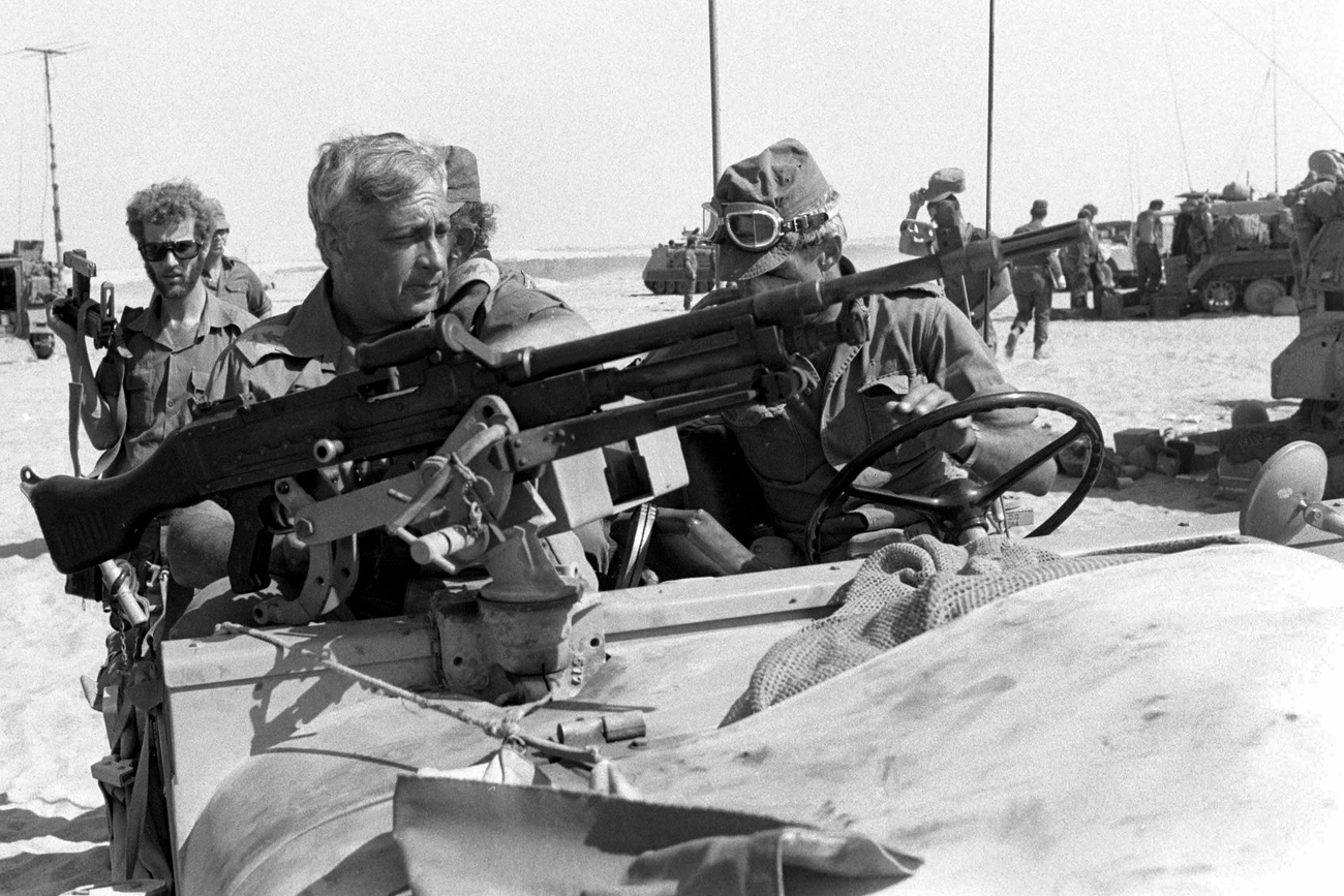 Ünneplő izraeli katonák hagyják el a szuezi térséget 1974. március 1-én.