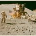 James Irwin tiszteleg az Apollo–15 holdmoduljának és holdautójának 1971 augusztusában.