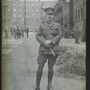 Egy brit hadnagy Londonban. A kép hátterében Broom standja is látható az óra alatt.