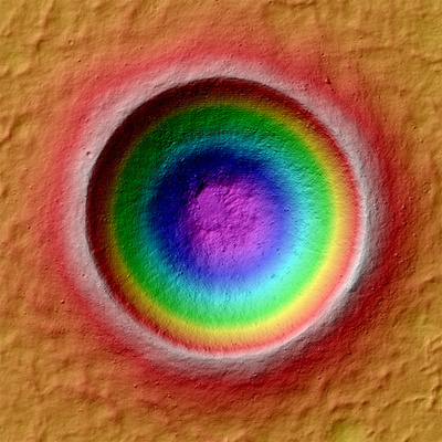 A Lunar Reconnaissance Orbiter holdszonda lézeres képalkotó berendezésének felvétele a a Hold felszínéről. Az eltérő színű területek eltérő magasságú felszíni formákat jelölnek.