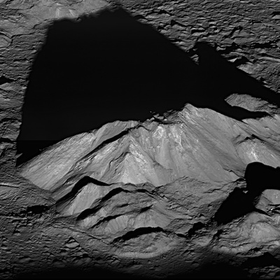 A Lunar Reconnaissance Orbiter holdszonda lézeres képalkotó berendezésének felvétele a a Hold felszínéről. Az eltérő színű területek eltérő magasságú felszíni formákat jelölnek.