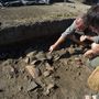 Kertész Róbert ásatásvezető (b) és Farkas Tibor régész egy nyolcezer éves leégett lakóház maradványainál