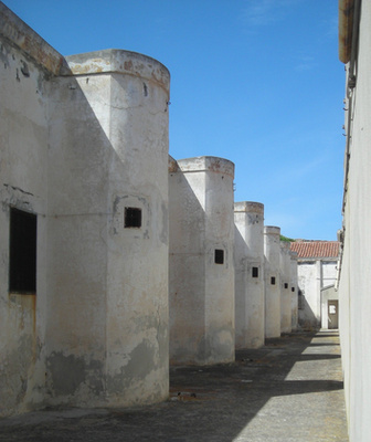Az olasz kormány az 1970-es években maximális biztonságú börtönné fejlesztette a fegyházat. Hírhedt maffiatagokat is itt tartottak fogva.