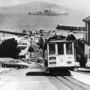 A san franciscói utcaképnek legalább olyan illusztris része a kisvasút (cable car), mint a háttérben ködbe burkolózó Alcatraz.