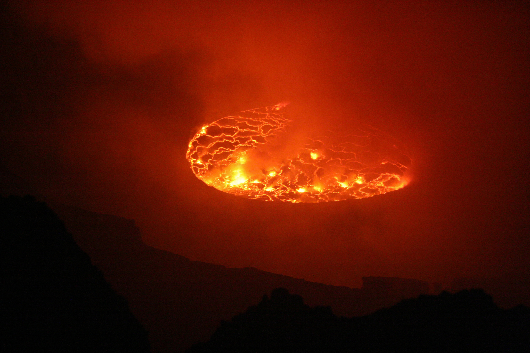 A kereszt a vulkán tetején az elmúlt évtizedek kitöréseinek áldozataira emlékezteti az arrajárókat.