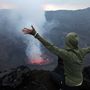 A képek másik érdekessége, hogy a orosz fotós, Mihail Korosztyelev a vulkán tetején kérte meg barátnője (a képen) kezét. 