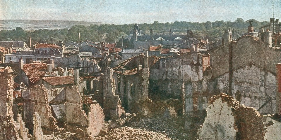 Győzelmi parádé 1919. július 14-én a diadalívnél. Az Antant-hatalmak és szövetségeseik párizsi nagy felvonulása a háború jelképes lezárása volt Franciaországban. Ekkor már két hete aláírták a Versaille-i békeszerződéseket, melyek közvetve a győztesek háborús tapasztalatait és propagandáját kanonizálták a nagy háborúról szóló hivatalos emlékezetként.