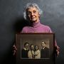 Egy magyar túlélő, Fahidi Éva. A családi fotográfián szereplők közül senki nem élte túl a holokausztot. Éva 1944-ben 18 éves volt, Debrecenből deportáltak őket Auschwitzba. Ő hazatért.