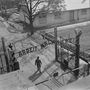 Az auschwitzi koncentrációs tábor bejárata egy hatvanas évekbeli képen.