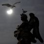 A napfogyatkozás Rómából, Hadrianus Mauzóleumának szobraival és madarakkal