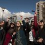 Koszovói albán nők nézik a napfogyatkozást